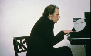 Gould in Toronto in the 70s. One of the most important Bach performers of recent times, he stopped playing in public after 1964 due to acute stage fright - and making it big in the stock market. 