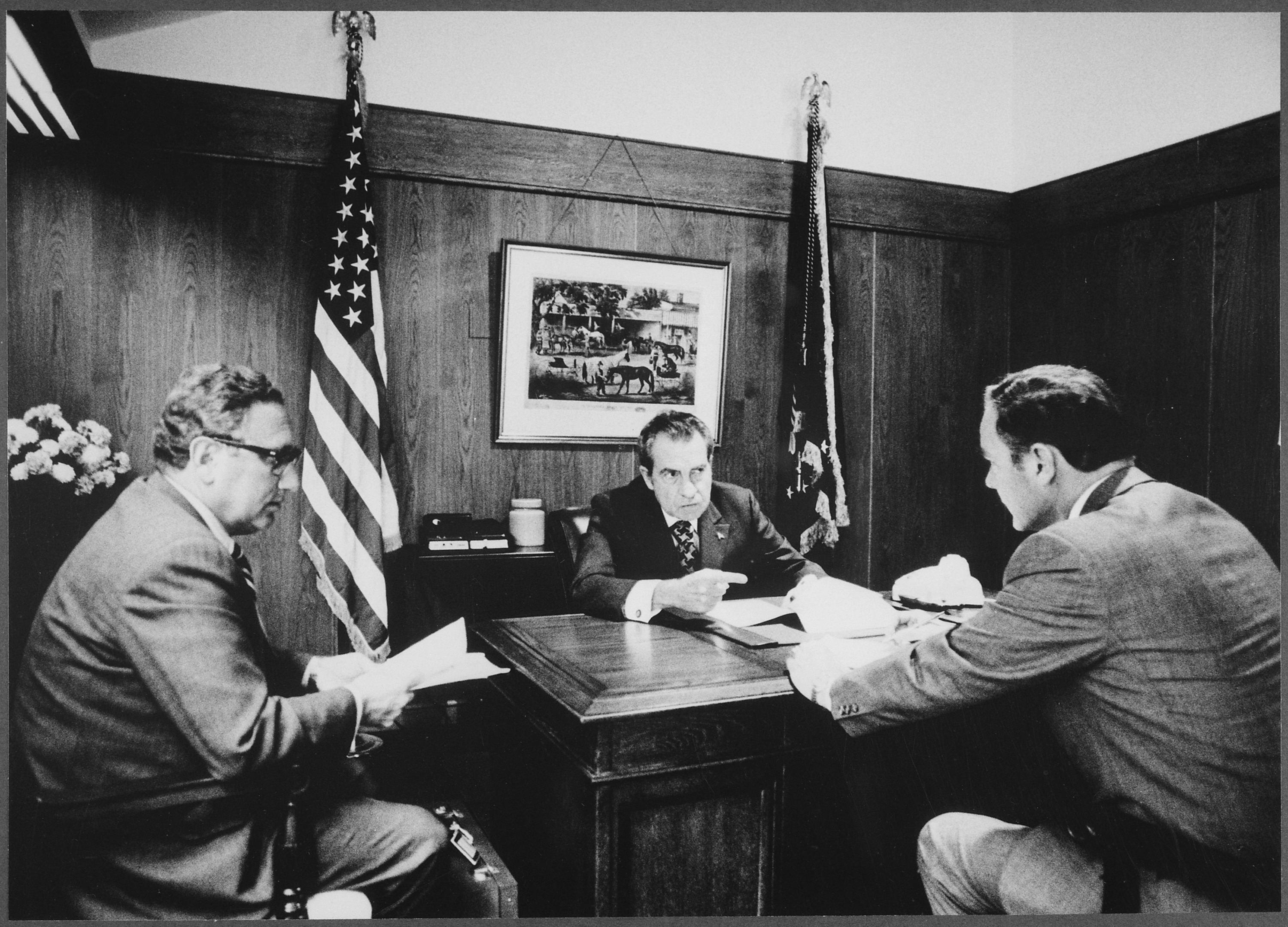 Meeting_at_Camp_David_to_discuss_the_Vietnam_situation_-NARA-_194466.tif